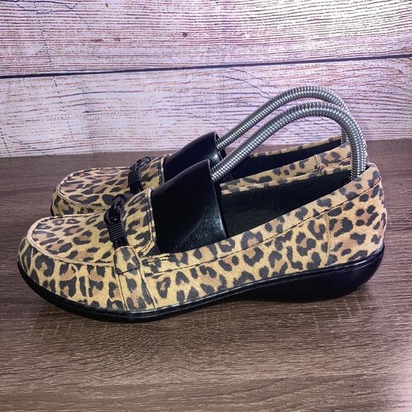 EUC Clarks Women's Ashland Tan Leopard Suede Size 7.5 - Picture 5 of 13